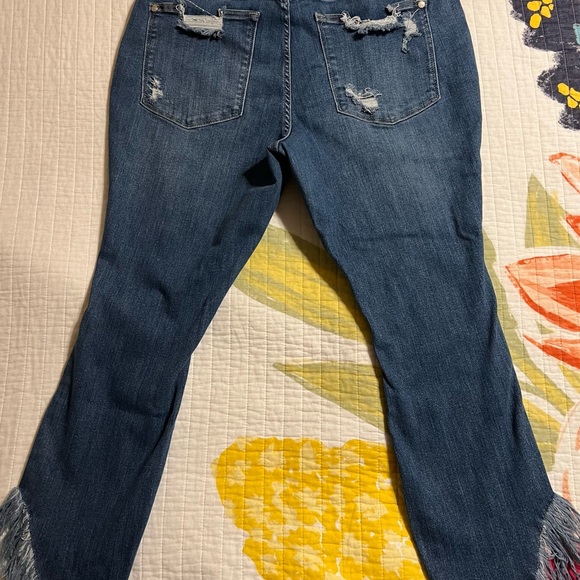 JUDY BLUE FRAYED LEG JEANS - Picture 7 of 11